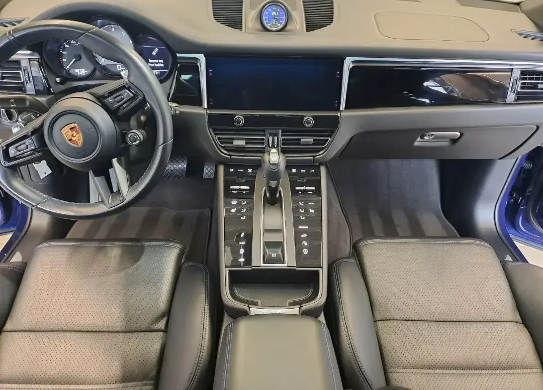 Salpicadero de Porsche con tapicería blanca tras el detailing