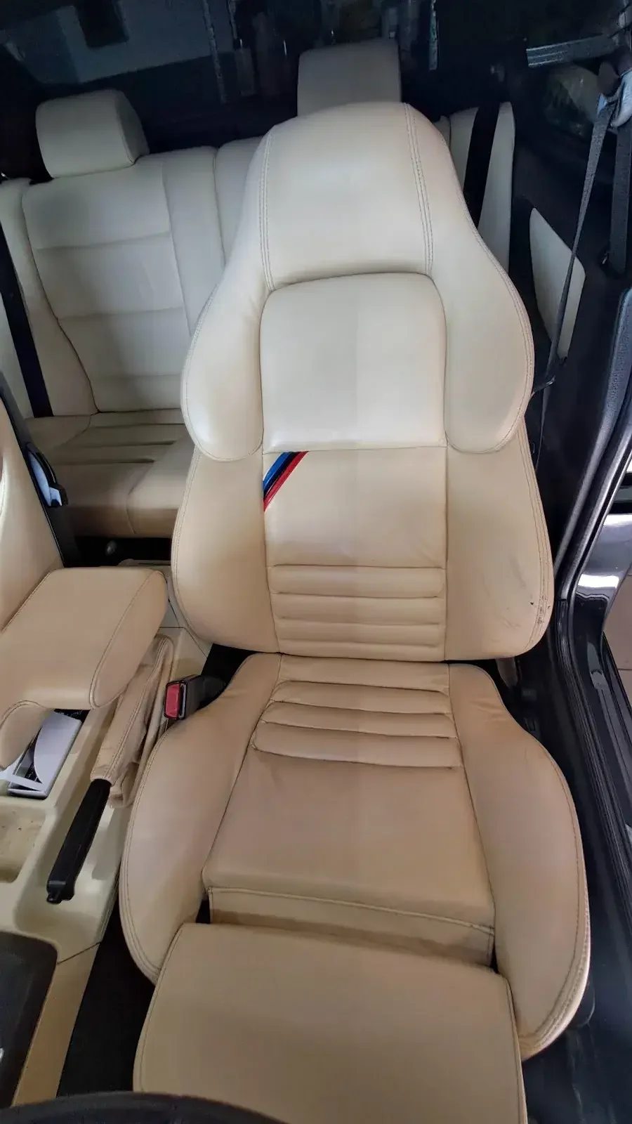 Asiento de cuero crema tras el cuidado
