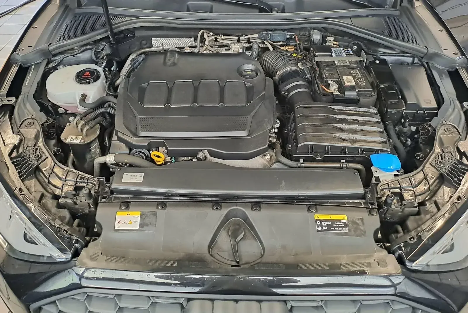 Cámara del motor de un Porsche limpia