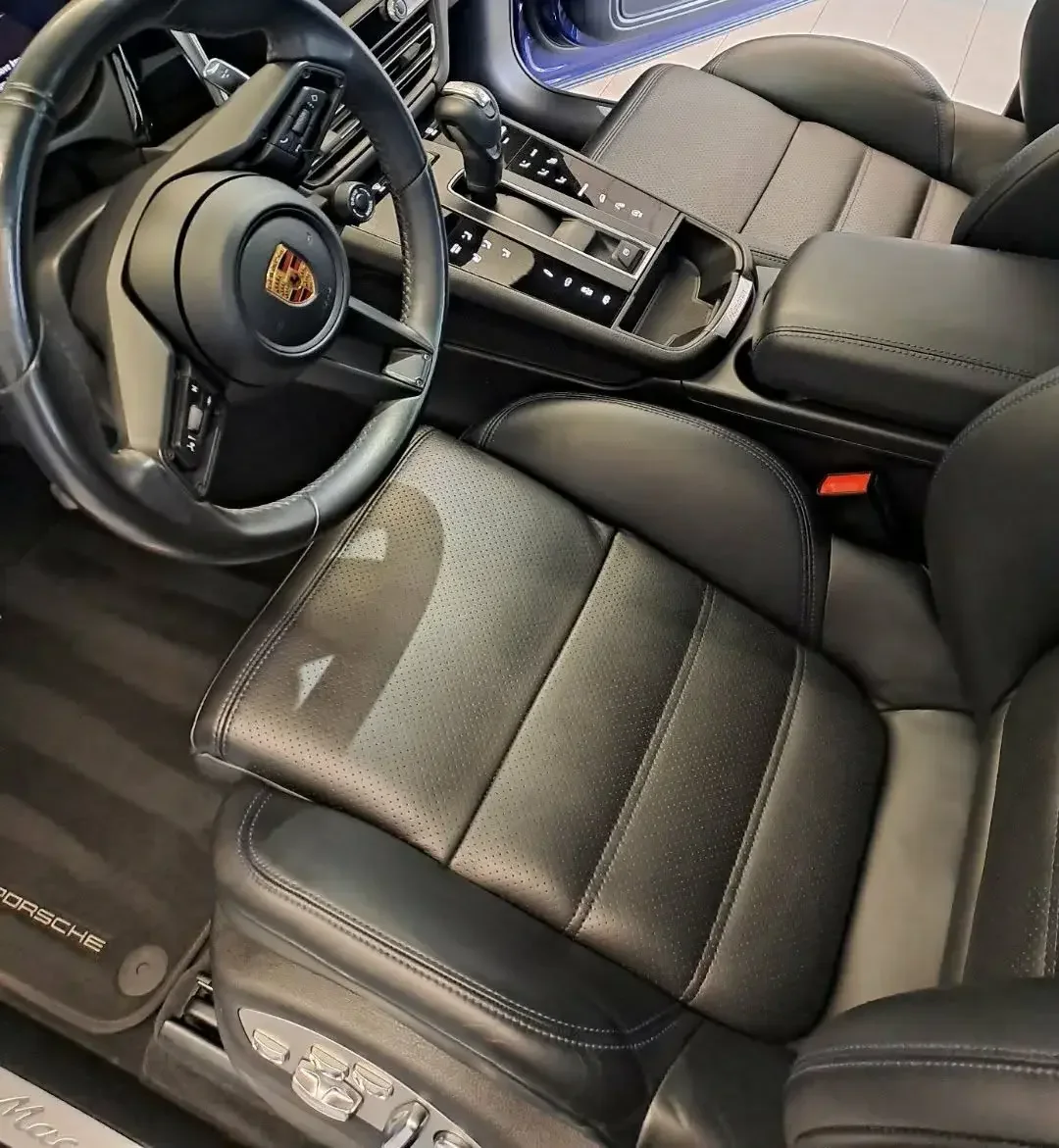 Volante negro de Porsche, vista superior